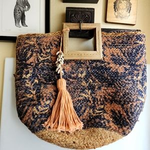 NWOT Jute straw summer tote with carved wood handle